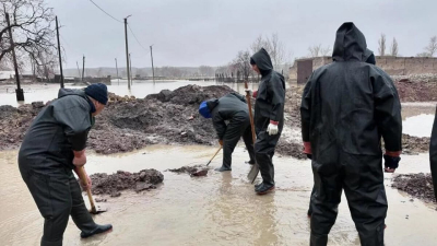 Сотрудники министерства туризма и спорта помогают в борьбе с паводками