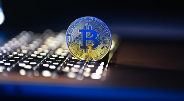 Биткоин тестирует трендовую линию: что дальше?