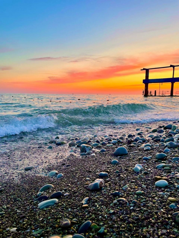 В Туапсе нефтепродукты из реки попали в Черное море