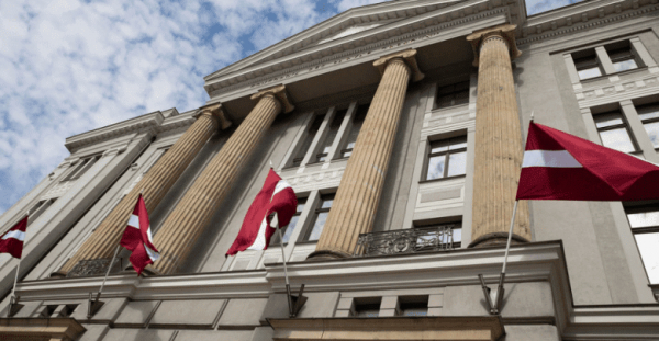 В Латвии оцепили территорию мемориала с Вечным огнем накануне 9 Мая