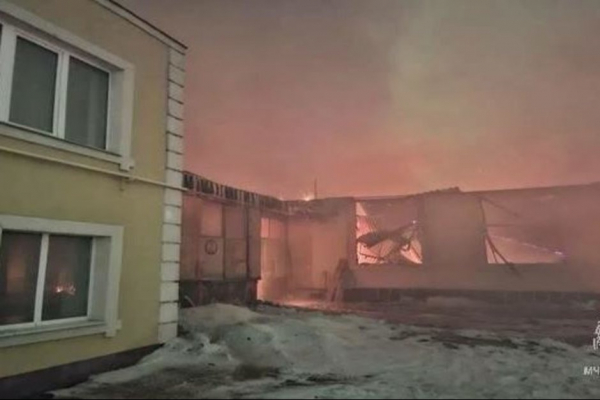 В Елабуге локализовали крупный пожар на складе стройматериалов