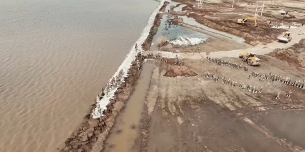 Спецслужбы и военные: сколько силовиков были привлечены к борьбе с паводками в РК