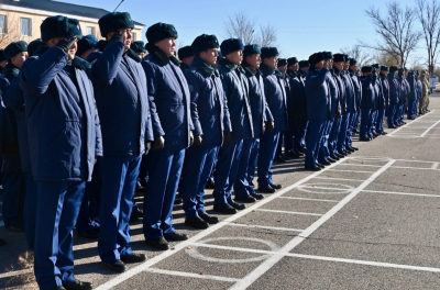 В Алатау торжественно проводили домой солдат