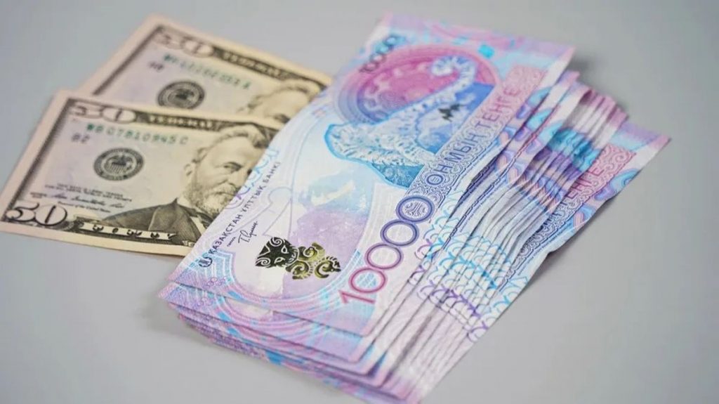 Доллар отыграл падение и снова вырос в Казахстане