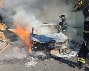 В Актау у детского сада горел автомобиль