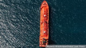 Танкер загорелся после попадания снаряда в Ормузском проливе