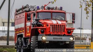 Многоквартирный дом загорелся в Волгограде в результате атаки БПЛА