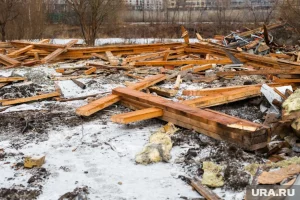 Власти начали ликвидацию поселка в Приуральском районе: сносят дома и школу