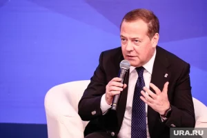 Медведев объяснил, почему не уходит из соцсети X