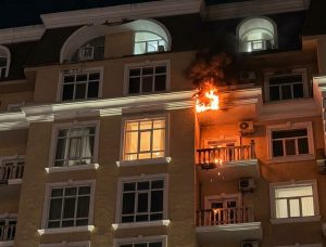 Обшивка балкона загорелась в доме в Актау: жильцы сами потушили пожар