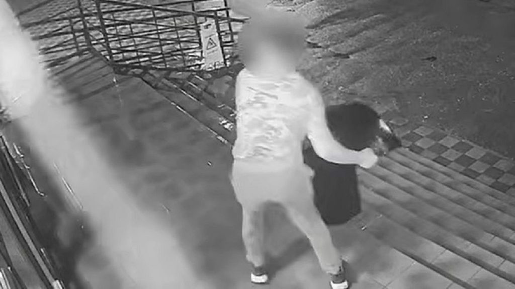 Мужчина не смог попасть в аптеку и разбил дверь мусорной урной в ЗКО (видео)