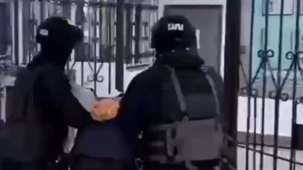 Требовали 10 млн тенге и забрали авто: двух мужчин задержали в Шымкенте (видео)