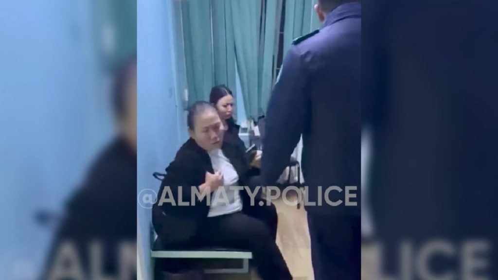 Мат, алкоголь и сигареты: алматинку арестовали на 15 суток после прямого эфира в TikTok (видео)