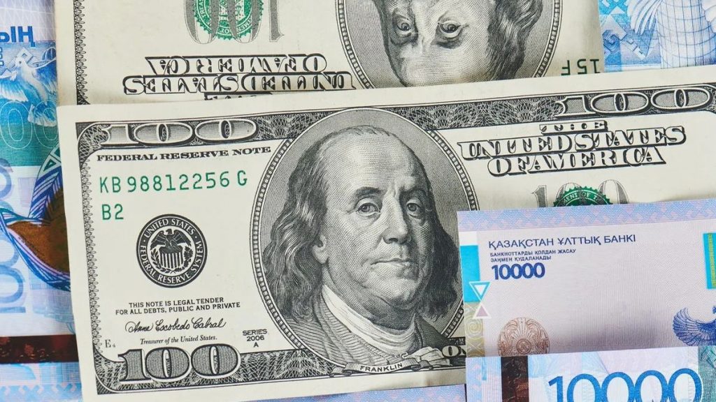 Доллар уже не по 500 тенге: экономисты резко пересмотрели прогноз на октябрь