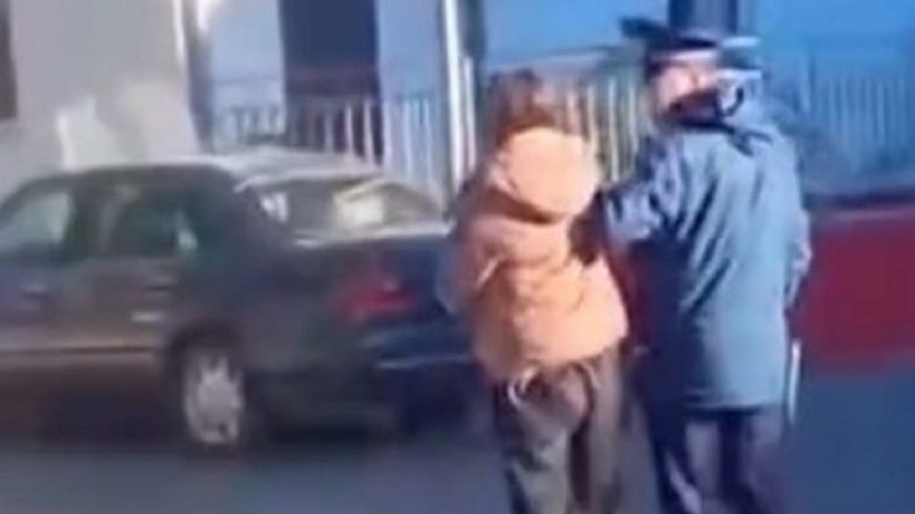 Пила и материлась: очередную казахстанку доставили в полицию после прямого эфира в TikTok
