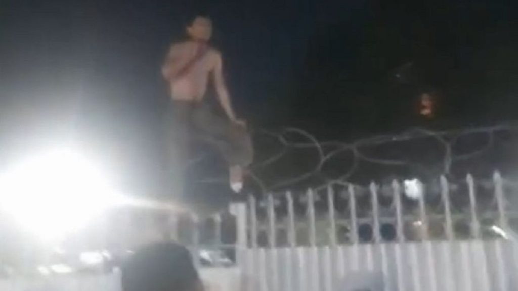 Видео жесткого задержания в Атырау: мужчина с кондиционера теперь забрался на забор