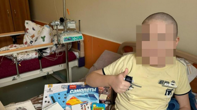 "Хочет бегать и ходить в школу": мальчик из Алматы борется с раком крови уже третий год