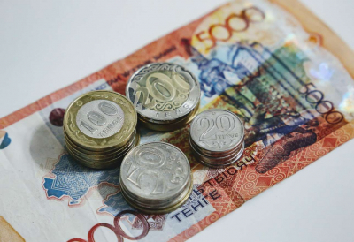 Курс доллара упал ниже 440 тенге