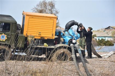 Дезинфекционные работы подтопленных домов проводятся в городе Кульсары Атырауской области