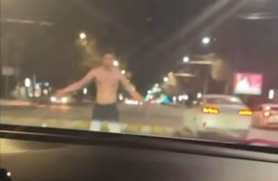 Пьяным бросался на автомобили: полураздетого мужчину осудили в Алматы