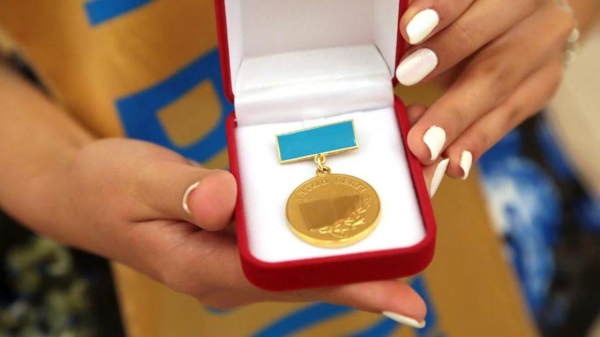 Вопрос отмены знака "Алтын белгi" прокомментировал министр просвещения