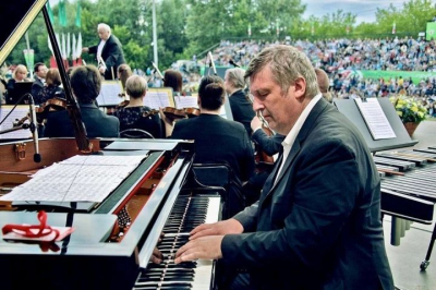 Артистке из Беларуси пришлось срочно искать платье в Челнах