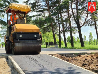 В Челнах началась укладка асфальта на тротуаре в Комсомольском парке