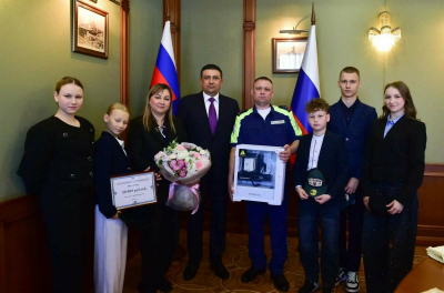 Многодетный полицейский из Казани получил подарки от главы МВД по РТ в честь Дня защиты детей