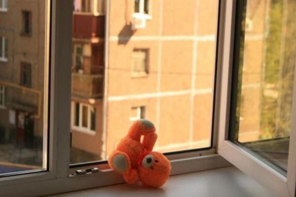 В Атырау двухлетний ребёнок выпал с балкона и погиб