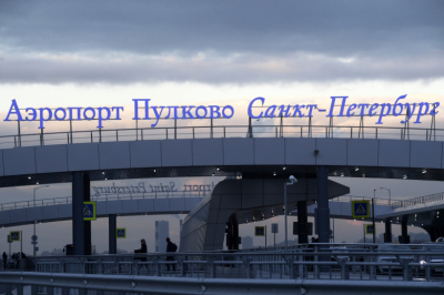 В аэропорту Петербурга задержали 12 рейсов и отменили семь