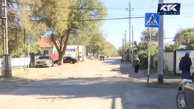 "Это советский асфальт": актюбинцы боятся отпускать детей в школу из-за дороги (видео)