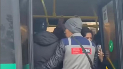 "Очень больно": пассажирка пожаловалась на переполненный маршрут и кондуктора в Астане