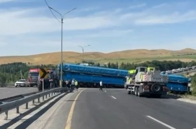 Грузовик перекрыл дорогу из-за отказа тормозов на трассе Тараз – Шымкент