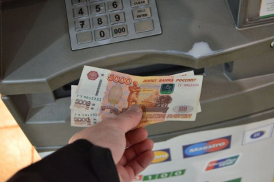 В Челнах охранник присвоил 50 тысячу рублей из приемника банкомата