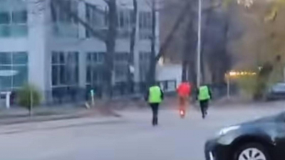 Алматинец заставил патрульных "побегать", пытаясь скрыться от них на самокате (видео)