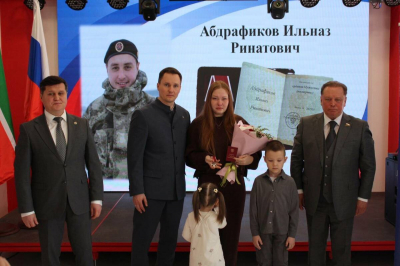 В Новошешминске семье погибшего участника СВО передали Орден Мужества