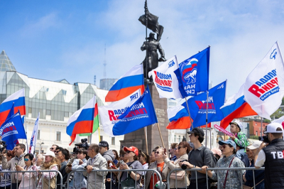 Как Владивосток отмечает День России: концерты, патриотические акции и первые паспорта для юных приморцев