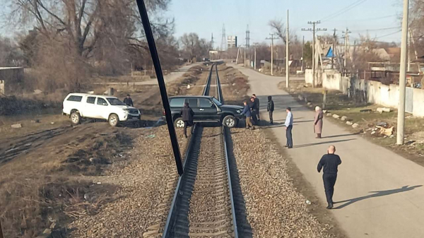 Джип на рельсах задержал пассажирский поезд в Алматы