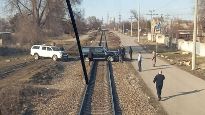 Джип на рельсах задержал пассажирский поезд в Алматы