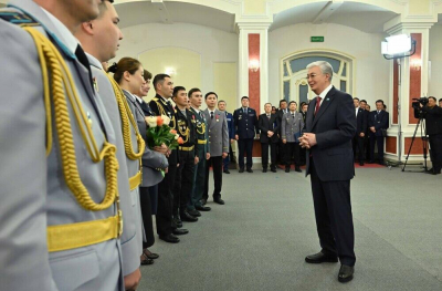 Глава государства наградил полицейских Мангистауской области