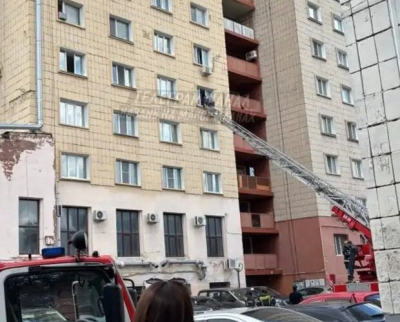 В Казани спасатели помогли женщине, застрявшей с чемоданом в оконном проеме 30/05/2026 – Новости