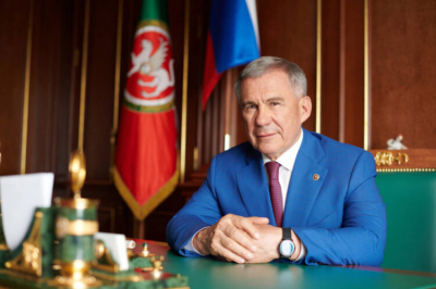 Рустам Минниханов поздравил жителей республики с Днем Государственного герба РТ