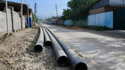 "Пройти невозможно": замена труб обернулась проблемами для жителей микрорайона в Алматы (видео)