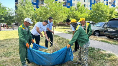 В Шымкенте в рамках акции "Таза Қазақстан" очистили берега главной водной артерии города
